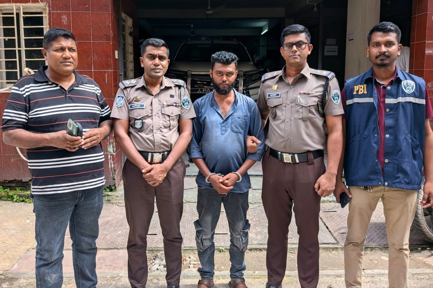 কেরানীগঞ্জে ক্লুলেস কিশোরী হত্যা: ২৪ ঘণ্টায় রহস্য উদঘাটন, গ্রেপ্তার মূল আসামি
